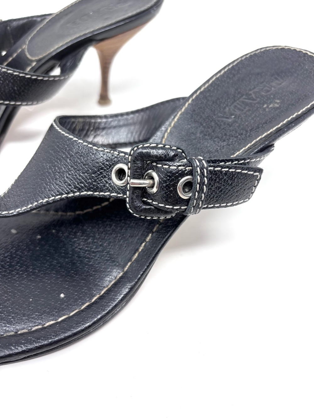 Vintage Prada Black Leather Thong Sandals Buckle T-Strap Kitten Heel size 39 - Picture 8 of 8
